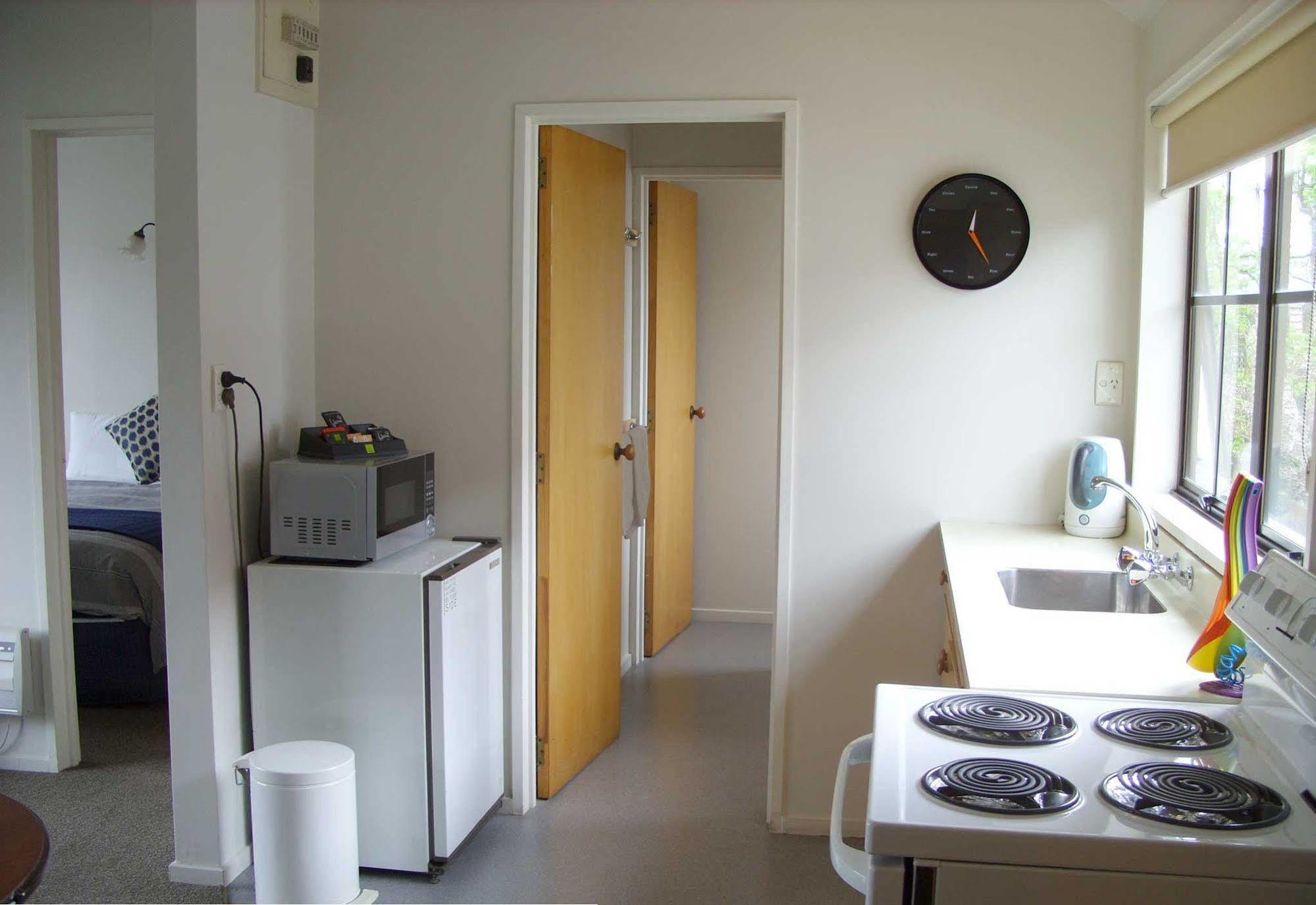 Tudor Court Motel Christchurch Extérieur photo